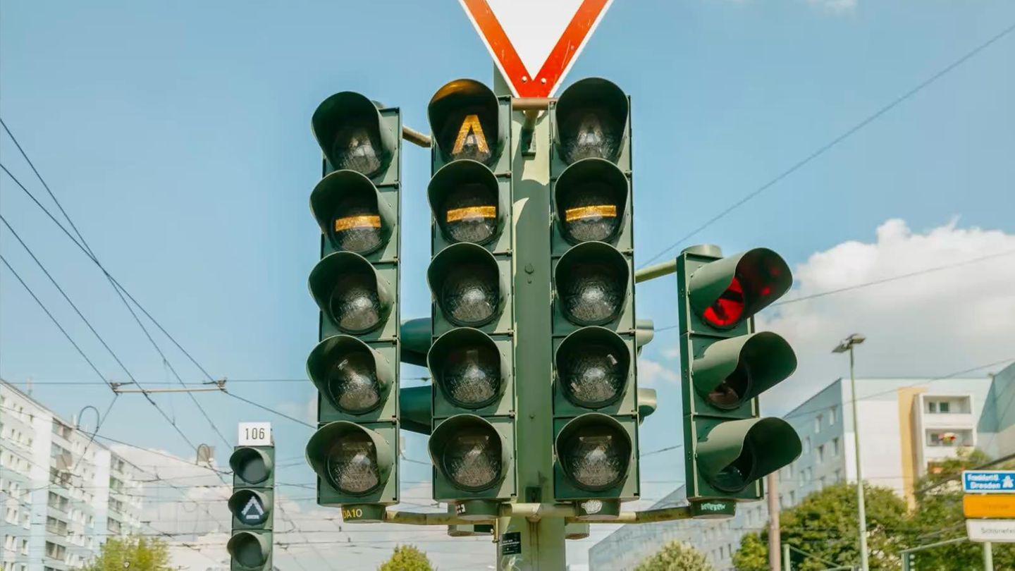 Verkehrswissen: "A"-Zeichen an der Ampel: Wissen Sie, was der Buchstabe bedeutet?