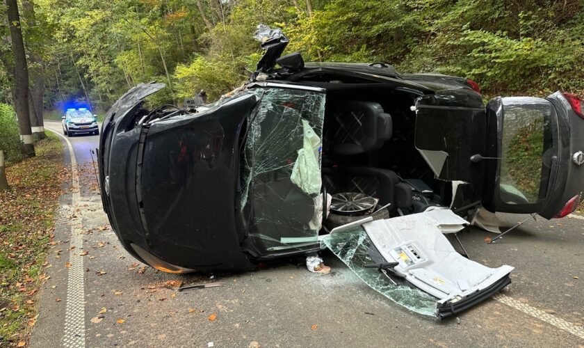 Violent accident ce matin: Les pompiers ont dû découper sa voiture