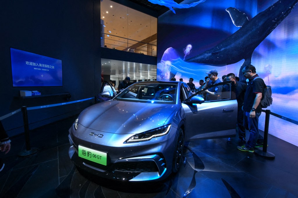 Voitures électriques: Le géant chinois BYD dépasse Tesla