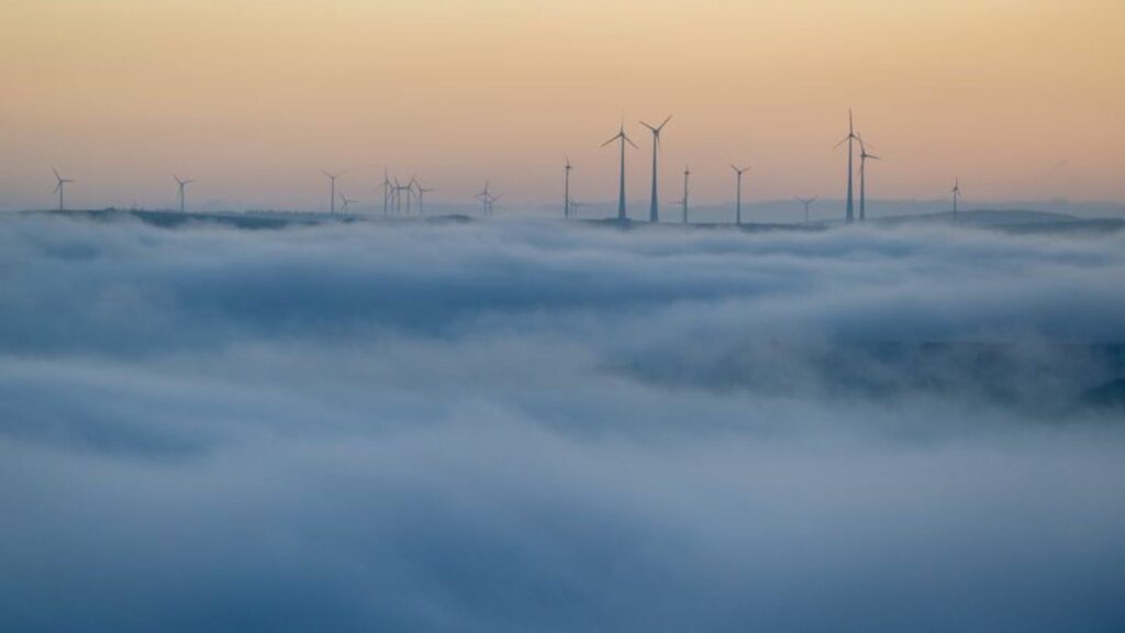 Der Deutsche Wetterdienst erwartet in Rheinland-Pfalz und im Saarland weiter Nebel - sonst aber ruhiges, mildes Herbstwetter. (S