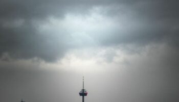 In Nordrhein-Westfalen gibt es zu Beginn der neuen Woche viele Wolken. (Symbolbild) Foto: Federico Gambarini/dpa