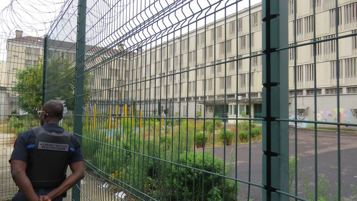 Yvelines : un détenu de Poissy refuse de regagner sa cellule et se réfugie sur le toit de la prison