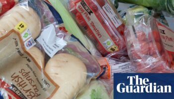 ‘Shop like our nan!’ Call for supermarket ban on plastic packaging for fresh goods