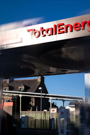 TotalEnergies voit ses profits s’effondrer mais soigne encore et toujours ses actionnaires