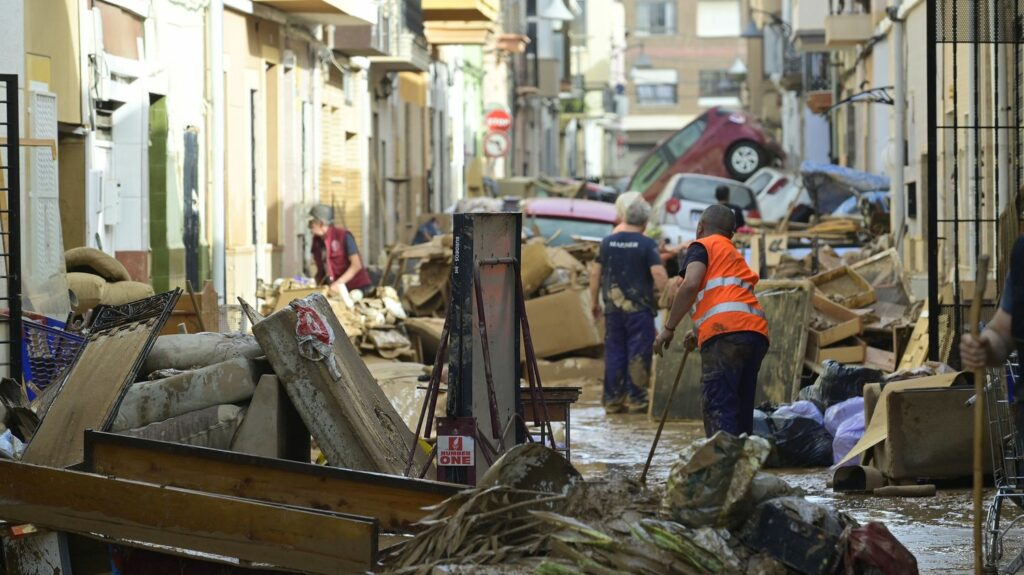 Inondations en Espagne : "des dizaines et des dizaines" de personnes restent portées disparues, annonce le gouvernement