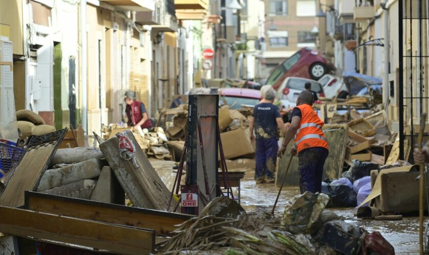 Inondations en Espagne : "des dizaines et des dizaines" de personnes restent portées disparues, annonce le gouvernement