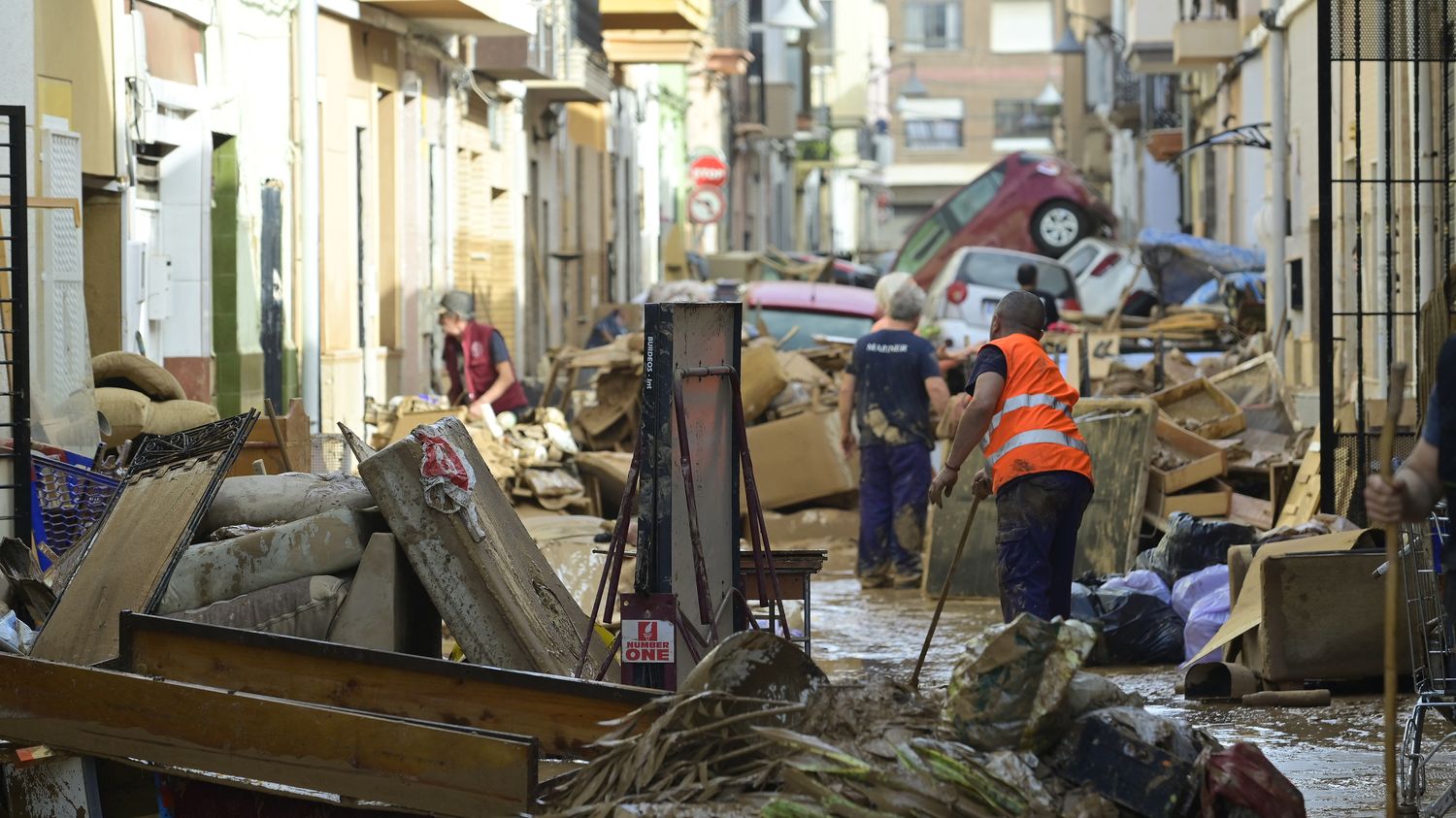 Inondations en Espagne : "des dizaines et des dizaines" de personnes restent portées disparues, annonce le gouvernement