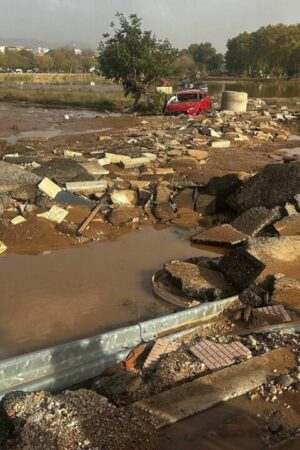 Inondations en Espagne : à Utiel, l'heure est au nettoyage et à la solidarité