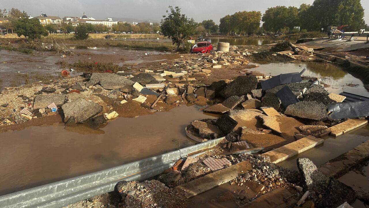 Inondations en Espagne : à Utiel, l'heure est au nettoyage et à la solidarité