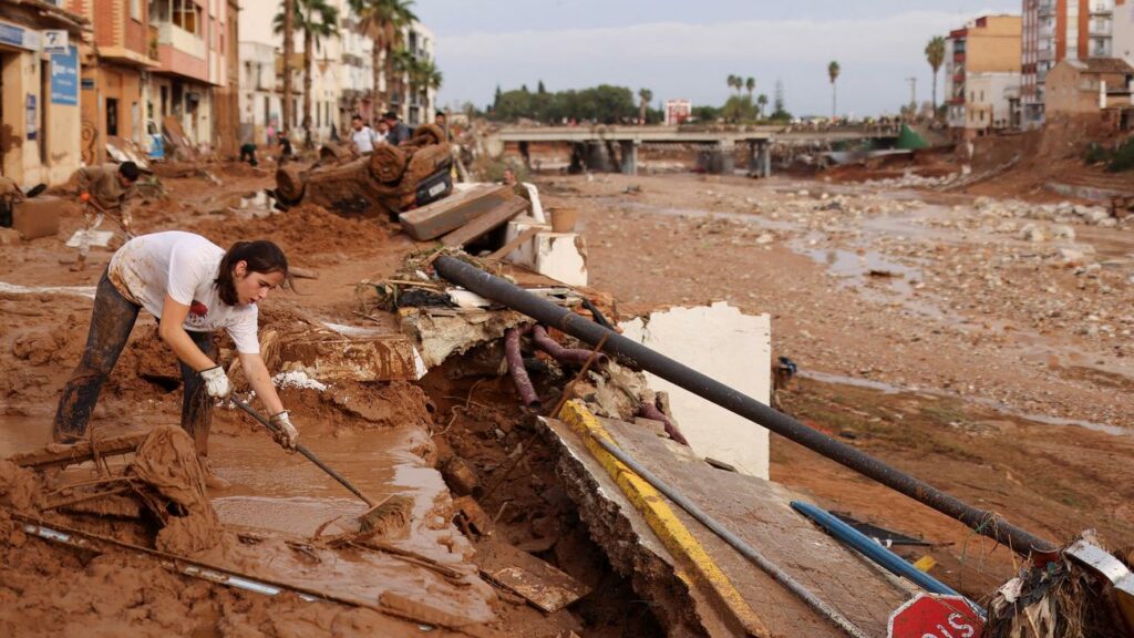 Unwetter: Spanien schickt weitere Soldaten in Katastrophengebiete