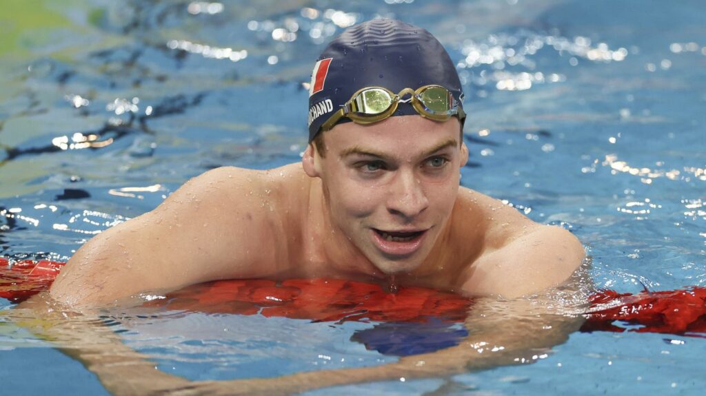 VIDEO. Coupe du monde de natation : Léon Marchand pulvérise le record du monde du 200 m 4 nages en petit bassin