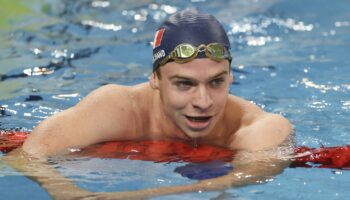 VIDEO. Coupe du monde de natation : Léon Marchand pulvérise le record du monde du 200 m 4 nages en petit bassin