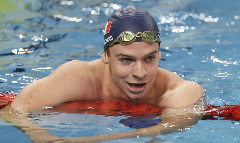 VIDEO. Coupe du monde de natation : Léon Marchand pulvérise le record du monde du 200 m 4 nages en petit bassin