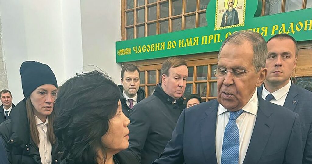 Sur cette photo publiée sur le compte Telegram de Maria Zakharova, porte-parole du ministère russe des Affaires étrangères, le 1er novembre 2024, le ministre russe des Affaires étrangères, Sergueï Lavrov, et le ministre nord-coréen des Affaires étrangères, Choe Son Hui, assistent à une cérémonie d'inauguration d'une plaque commémorative dédiée à la visite de Kim Il Sung en URSS en 1949, à la gare Yaroslavsky de Moscou.