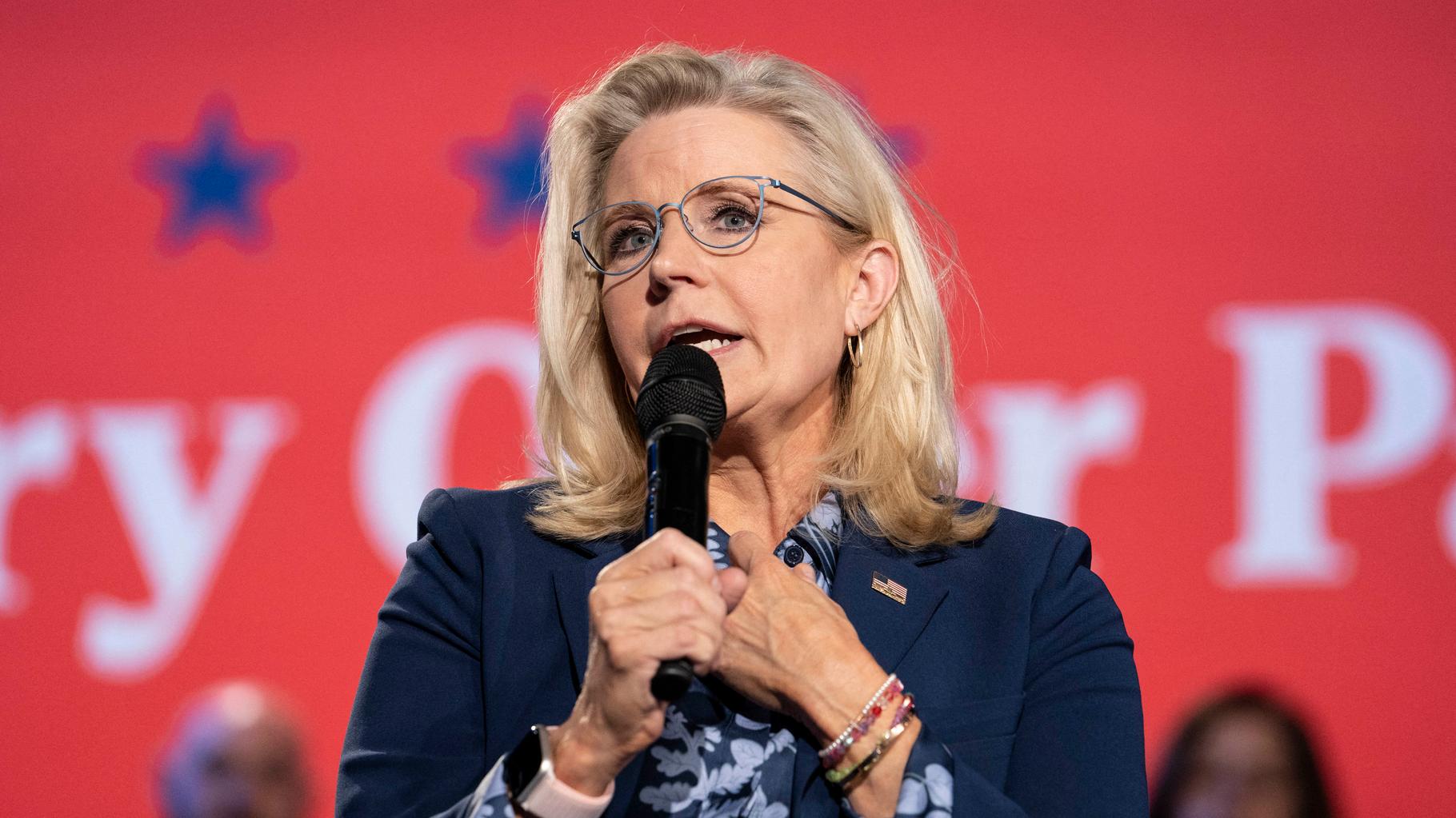 Donald Trump suggère de pointer une arme sur Liz Cheney, la républicaine pro-Harris lui répond