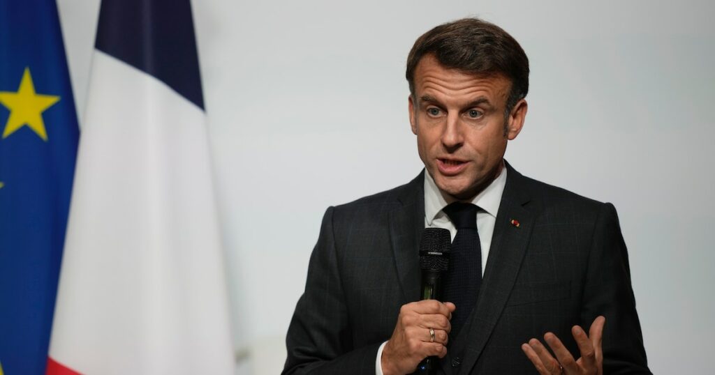 Le président Emmanuel Macron au palais de l'Elysée à Paris, le 25 octobre 2024