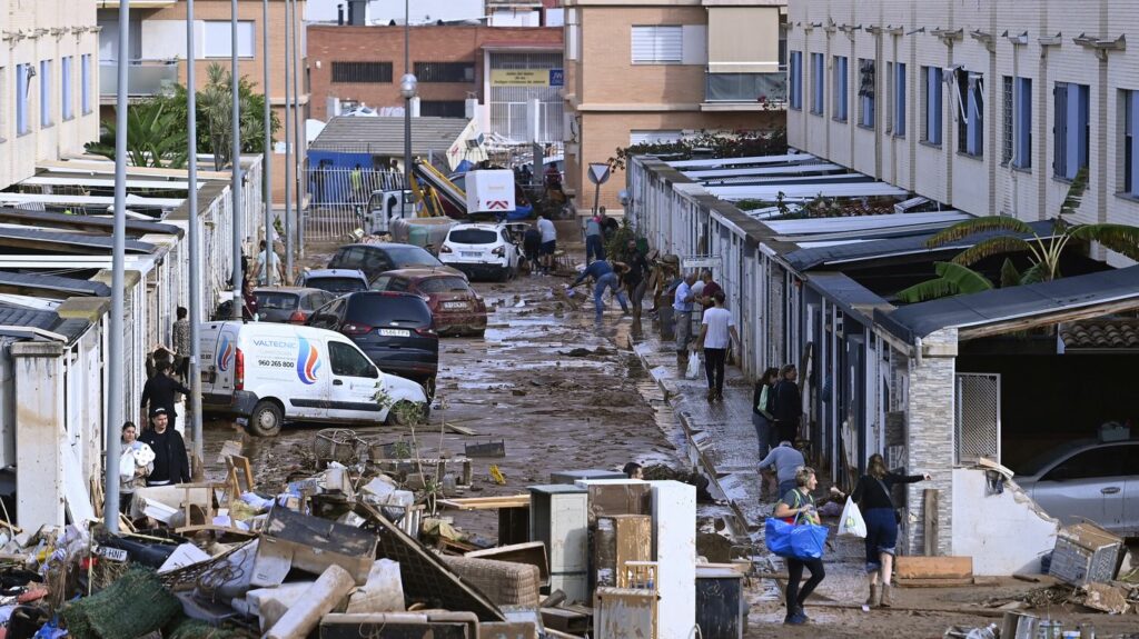 Inondations meurtrières en Espagne : un nouveau bilan fait état d'au moins 205 morts