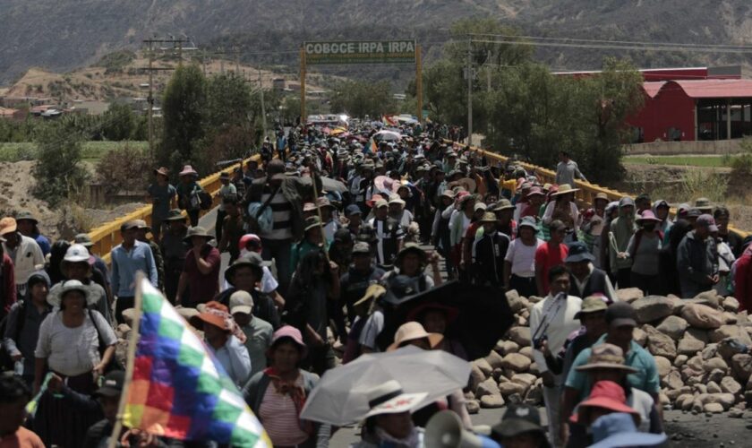 En Bolivie, les partisans de l'ancien président Evo Morales retiennent des soldats