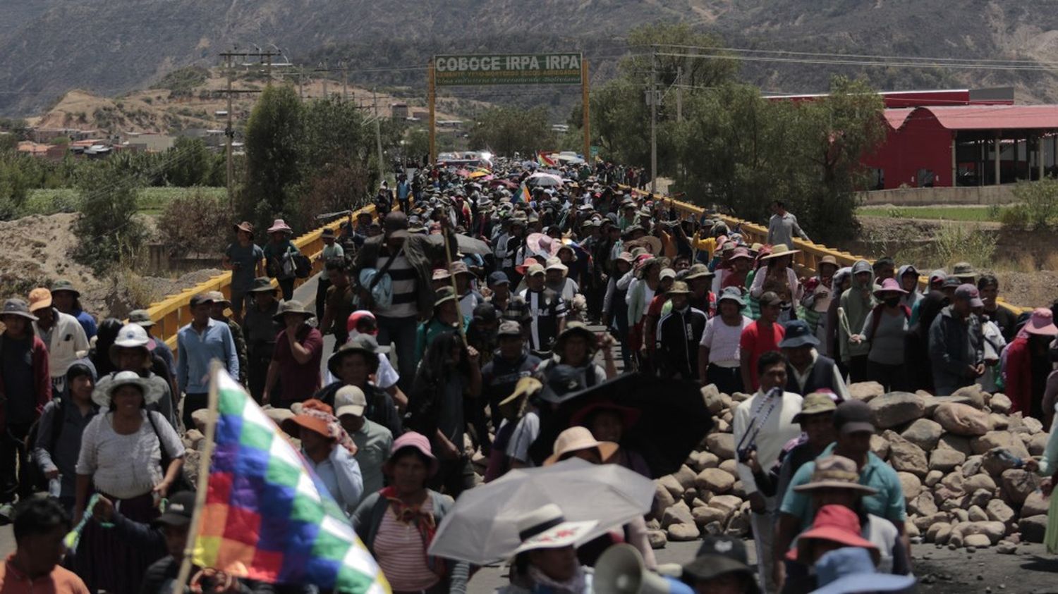 En Bolivie, les partisans de l'ancien président Evo Morales retiennent des soldats