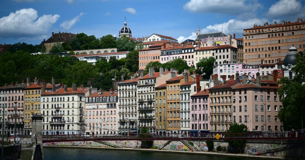 Une photographie de la passerelle Saint-Vincent de Lyon avec la Croix-Rousse et L'église Saint-Bruno lès Chartreux en arrière-plan.