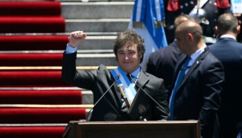 Le nouveau président argentin Javier Milei fait un geste vers ses partisans alors qu'il prononce son discours d'investiture devant la foule, lors d'une cérémonie d'investiture au Congrès à Buenos Aires, le 10 décembre 2023.