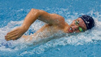 VIDEO. Léon Marchand, vainqueur du 400 m quatre nages et 2e du 200 m nage libre à Singapour, remporte la Coupe du monde de natation en petit bassin