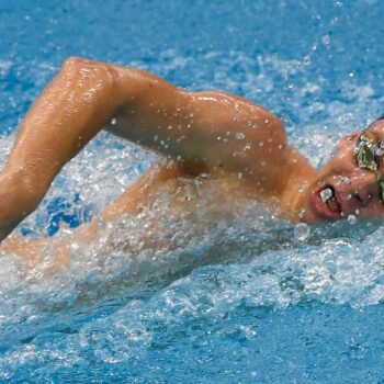 VIDEO. Léon Marchand, vainqueur du 400 m quatre nages et 2e du 200 m nage libre à Singapour, remporte la Coupe du monde de natation en petit bassin