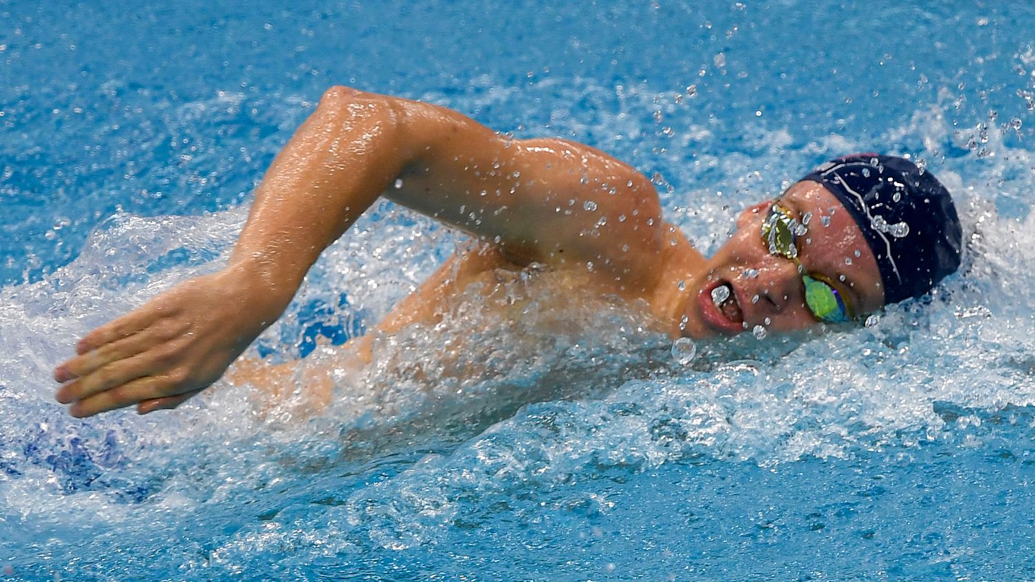 VIDEO. Léon Marchand, vainqueur du 400 m quatre nages et 2e du 200 m nage libre à Singapour, remporte la Coupe du monde de natation en petit bassin