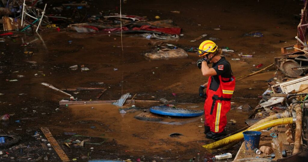 Inondations meurtrières en Espagne : Pedro Sánchez annonce des renforts pour “secourir” Valence