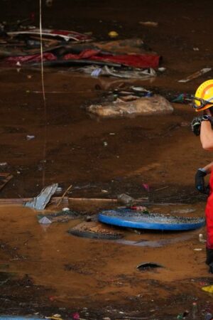 Inondations meurtrières en Espagne : Pedro Sánchez annonce des renforts pour “secourir” Valence