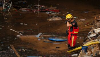 Inondations meurtrières en Espagne : Pedro Sánchez annonce des renforts pour “secourir” Valence