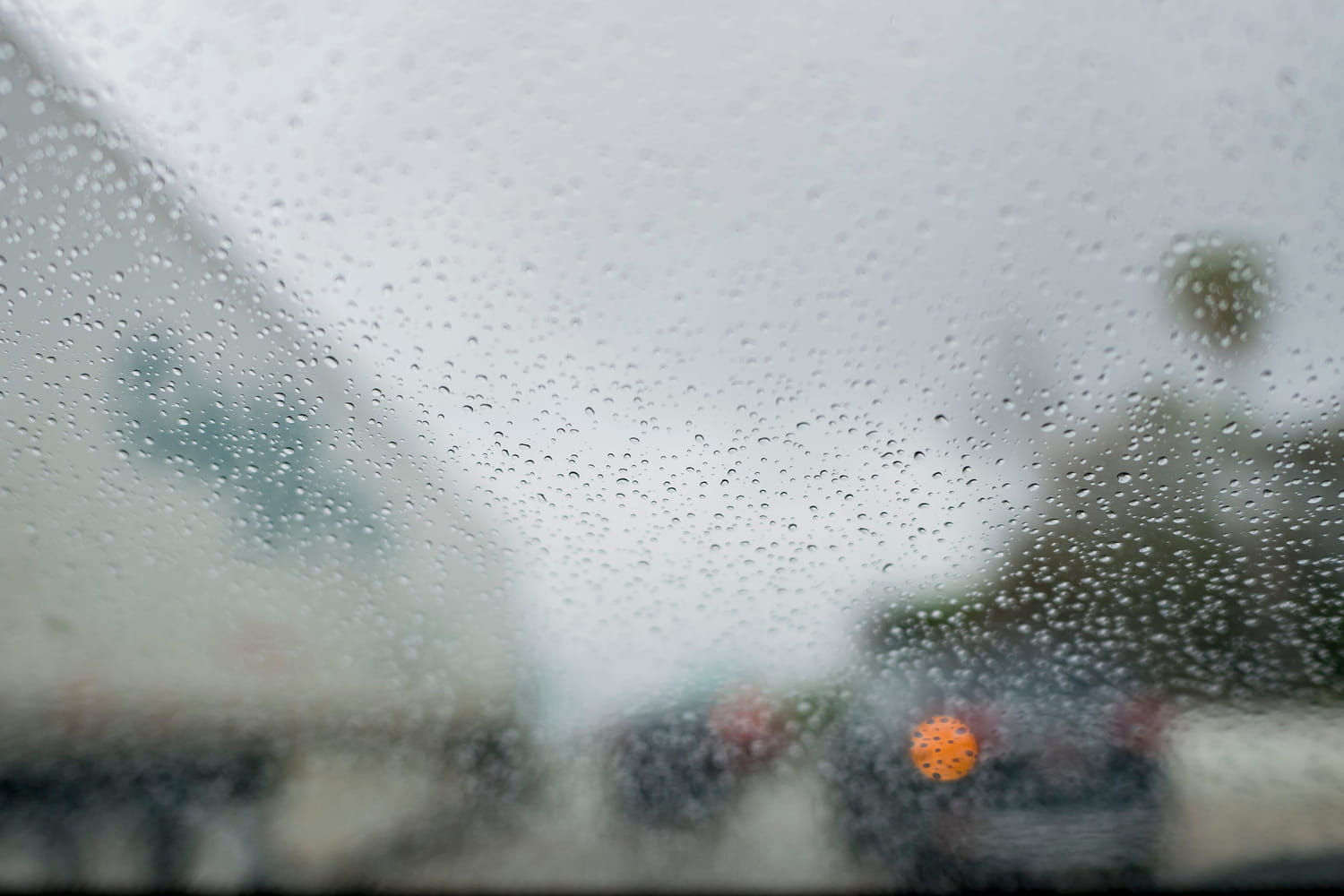 L'astuce trop peu connue qui supprime la buée sur les vitres de voiture et ne coûte même pas un euro