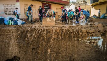 Volunteers and residents cleanup the mud four days after flash floods swept away everything in their path in Paiporta, outskirts of Valencia, Spain, Saturday, Nov. 2, 2024.(AP Photo/Angel Garcia)