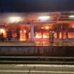 Zug steht an Berliner Bahnhof in Flammen