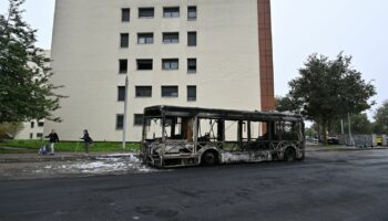 Deux bus incendiés et un policier blessé à Rillieux-la-Pape, près de Lyon