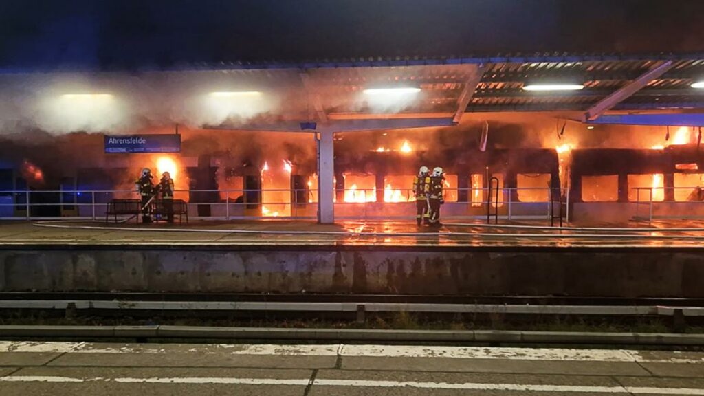 Zug stand an Berliner Bahnhof in Flammen