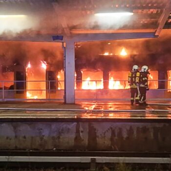 Berlin: Zug brennt lichterloh in S-Bahnhof