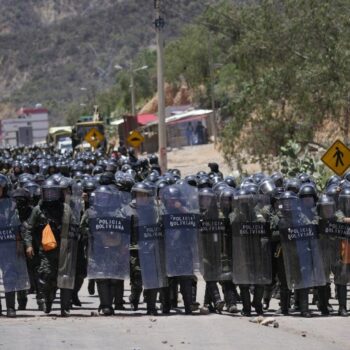 En Bolivie, les partisans de l'ex-président Evo Morales retiennent "plus de 200 militaires", selon les autorités