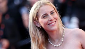 Sarah Saldmann participe sur le tapis rouge lors du 77e Festival annuel de Cannes au Palais des Festivals le 17 mai 2024 à Cannes, France.