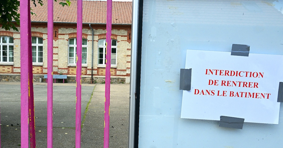 Cette photographie montre une note indiquant « Entrée interdite » sur les portes d'une école primaire fermée à Fère-Champenoise, dans le nord-est de la France