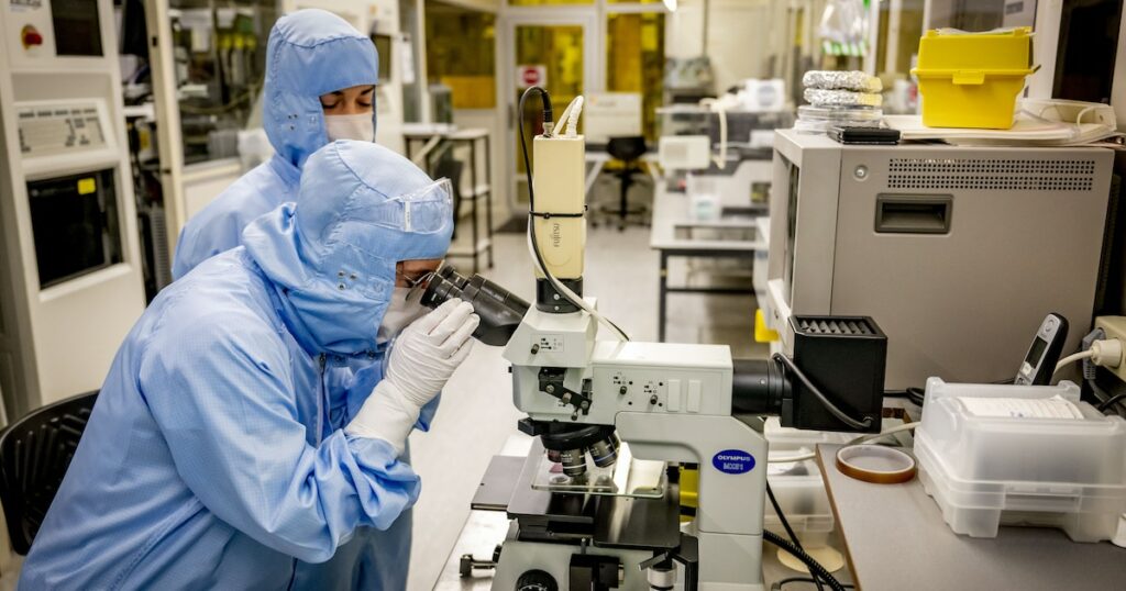 Des chercheurs dans le laboratoire du TU Campus de Delft, aux Pays-Bas.