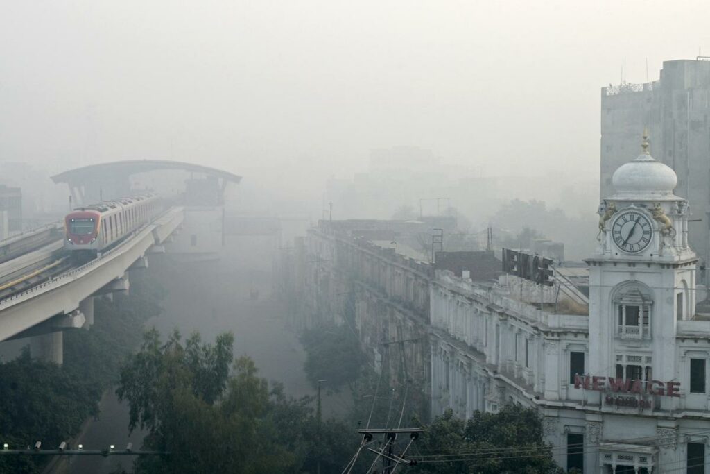 Touchée par une pollution de l’air record, la ville de Lahore ferme ses écoles durant une semaine