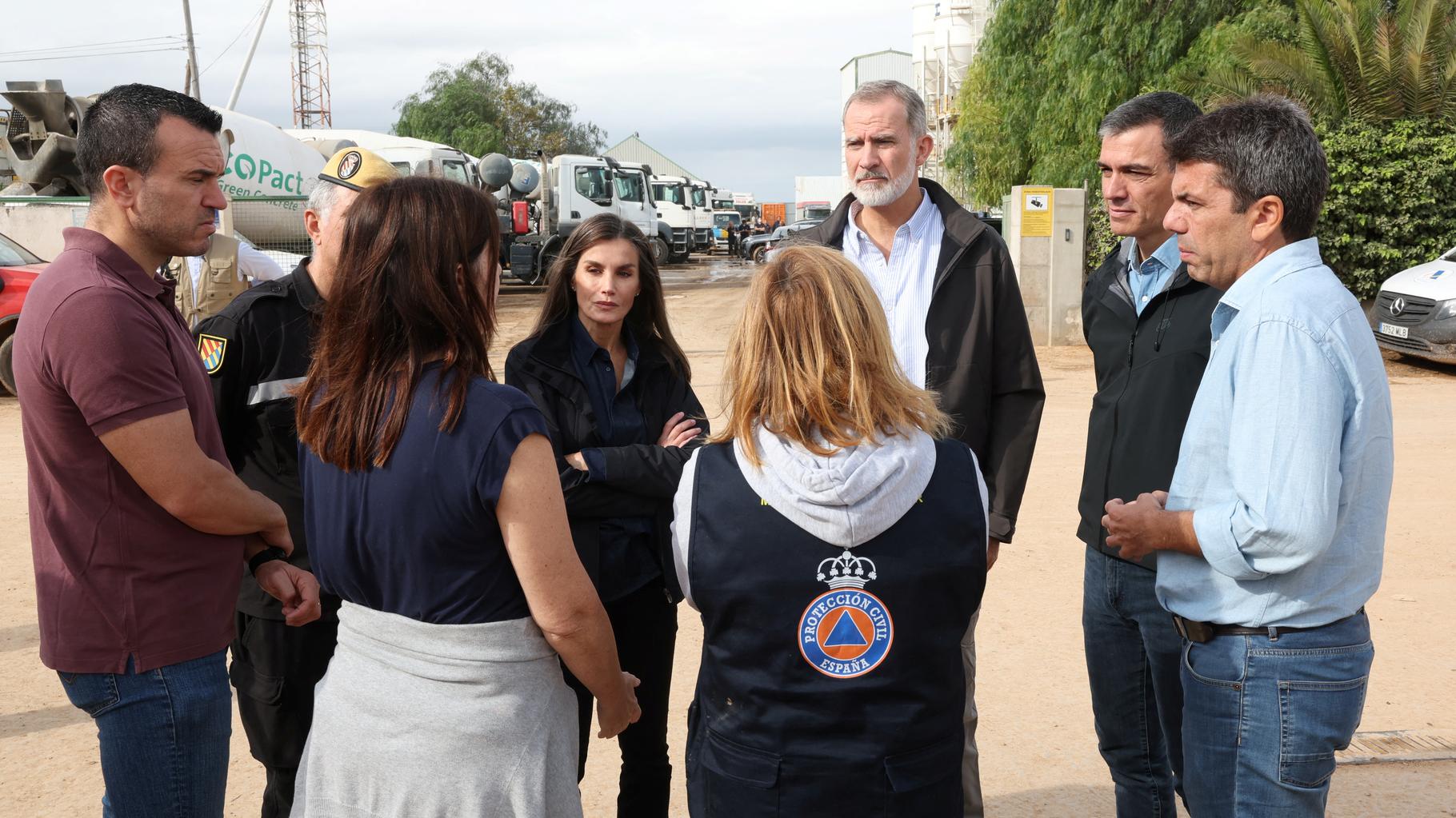 Inondations en Espagne : le roi Felipe VI et la reine Letizia se recueillent près de Valence