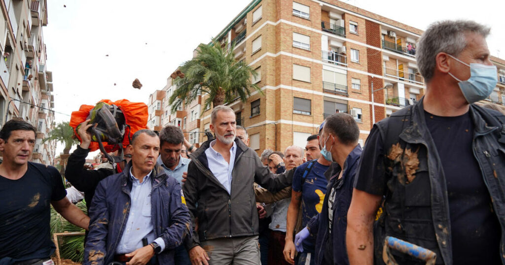 «Assassins !» : les dirigeants espagnols chahutés par la foule en colère après les inondations meurtrières en Espagne