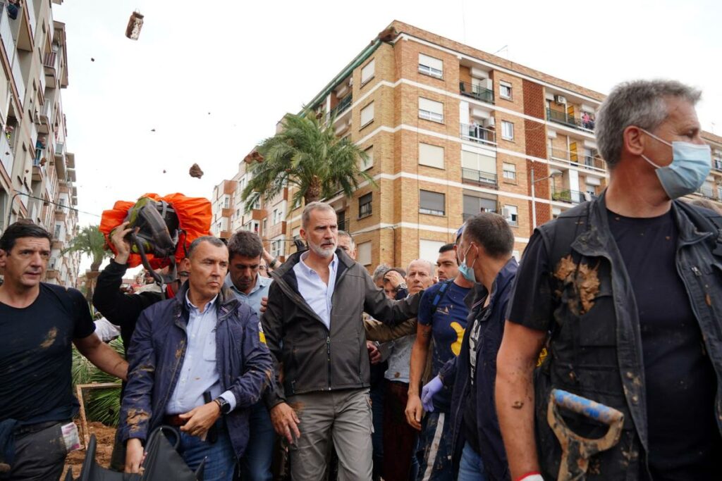 Inondations en Espagne : le roi Felipe VI et la reine Letizia visés par des jets de boue