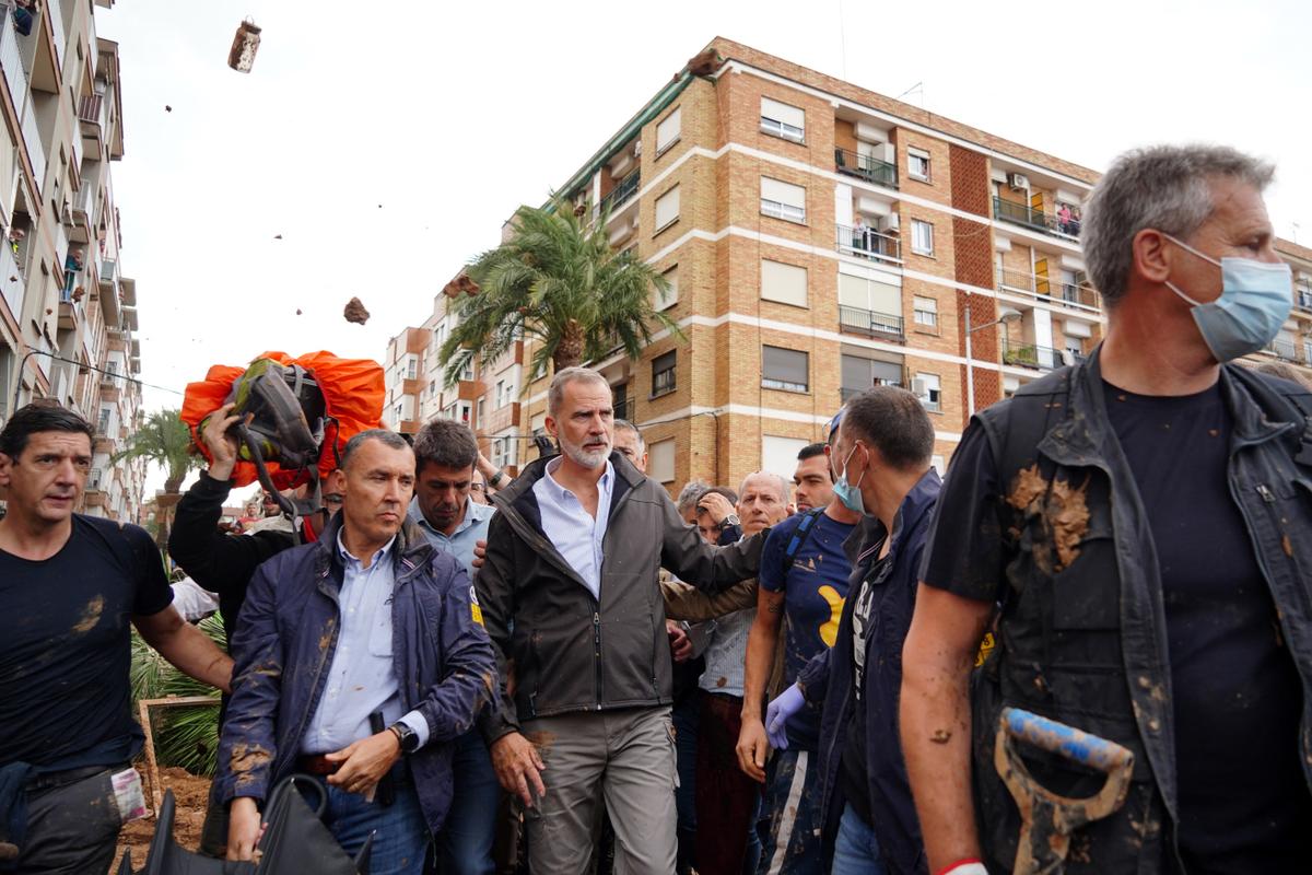 Inondations en Espagne : le roi Felipe VI et la reine Letizia visés par des jets de boue