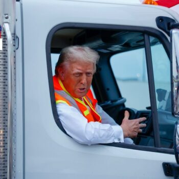 Donald Trump dans la cabine d'un camion-benne à ordures, le 30 octobre 2024 à Green Bay, dans le Wisconsin