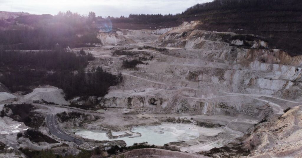 Bénédiction ou malédiction ? Dans l’Allier, un gisement riche en lithium divise l’opinion