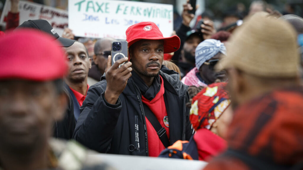 Manifestation à Paris de la diaspora ultramarine contre la vie chère