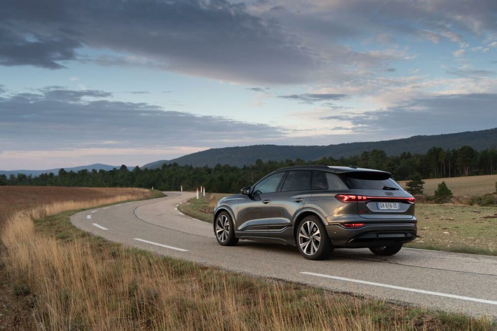 On a testé l’Audi Q6 e-tron quattro, le cousin cosy du Porsche Macan électrique